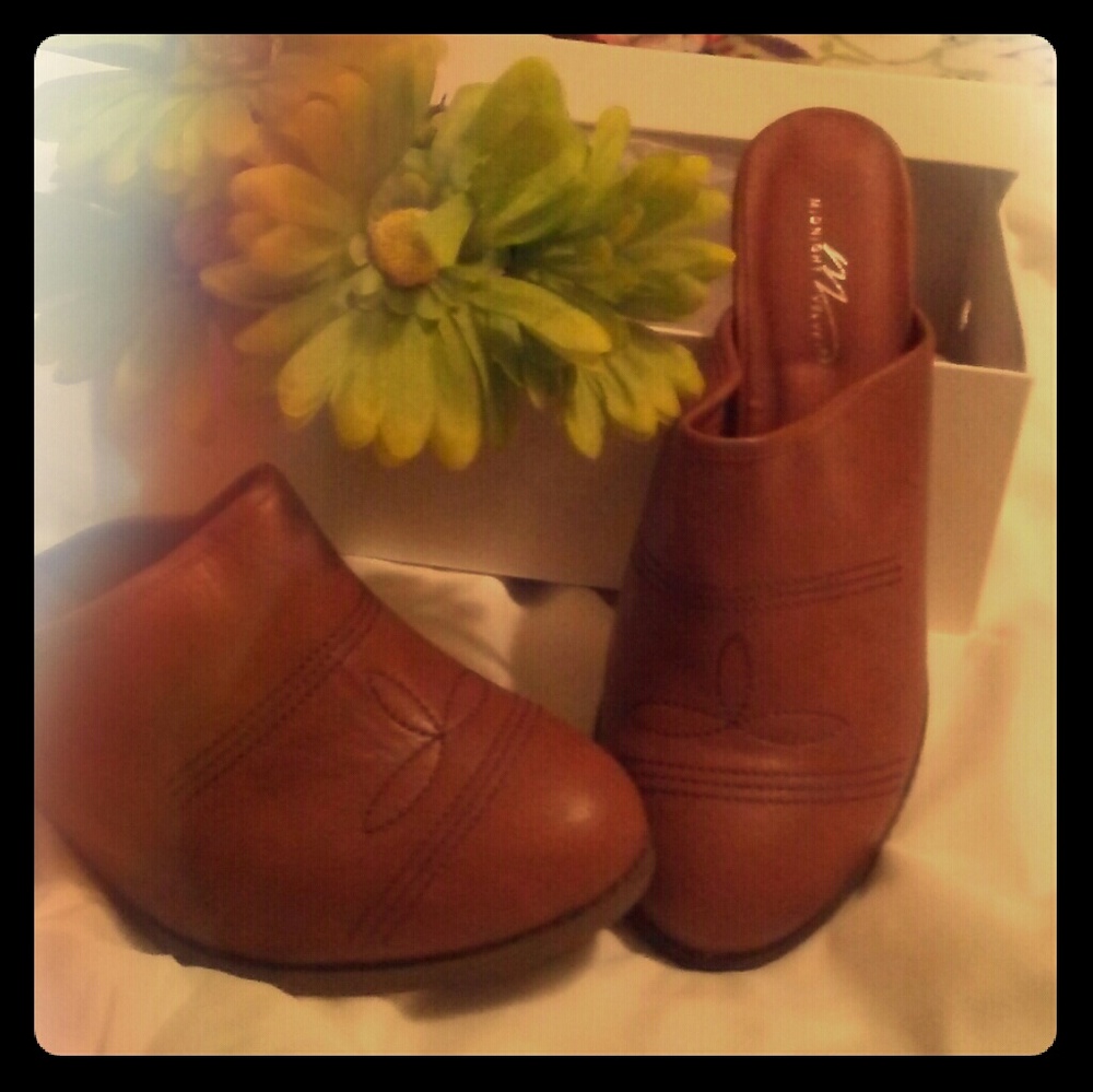 Brown leather Slide.